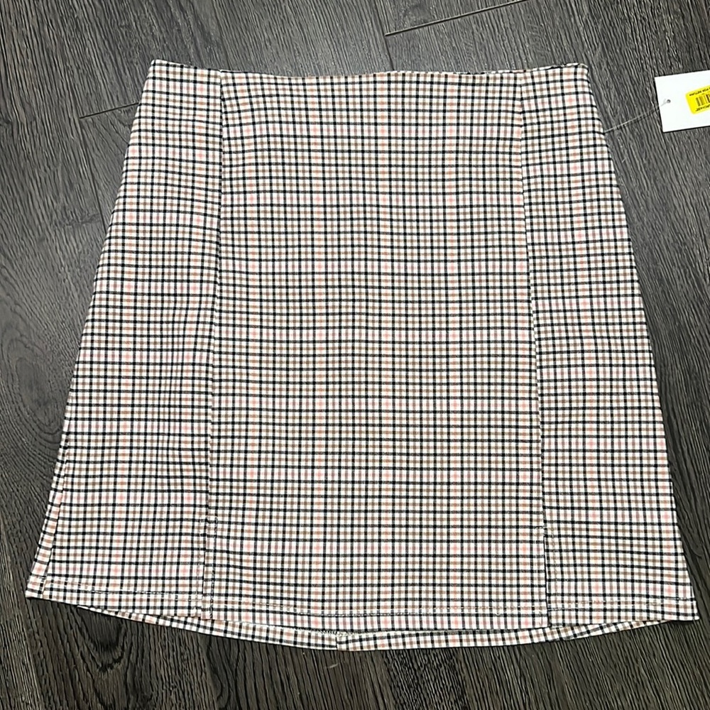 Multicolored plaid mini skirt with two slits.